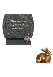 Gedenksteen met bronzen konijn