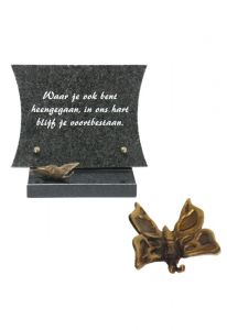 Gedenksteen met bronzen vlinder