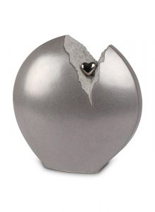 Keramische urn met grijze barst en zilveren hart